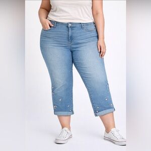 Women’s Levi’s Floral Embroidered Denim Capris Jeans ~ 16W